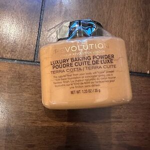 Makeup Revolution Luxury Baking
Powder ~ Terra Cotta
